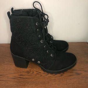 Super cute crochet combat boot heels size 8.5